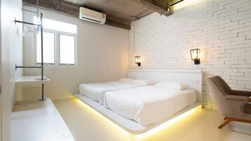 Tabla de planchar con plancha, wifi gratis y ropa de cama