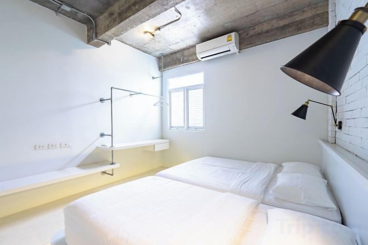 Tabla de planchar con plancha, wifi gratis y ropa de cama 
