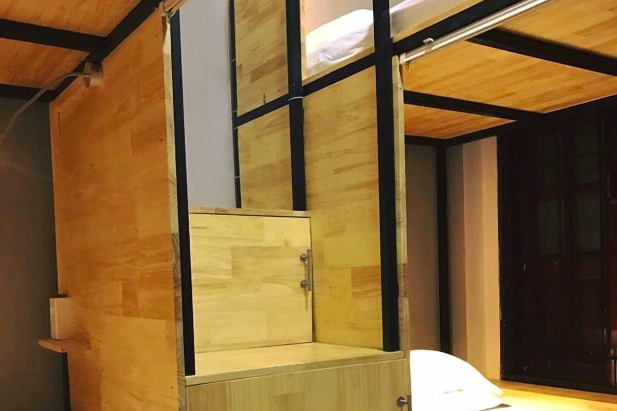 Cofres nos quartos, cortinas blackout, Wi-Fi de cortesia, roupa de cama