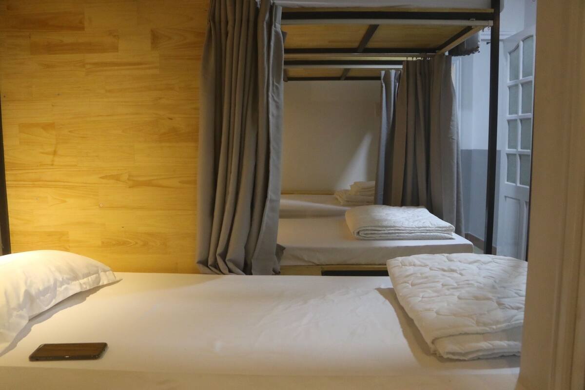 Dormitório compartilhado, 1 cama de solteiro, sacada (Single bed in 6-bed Dormitory) | Cofres nos quartos, cortinas blackout, Wi-Fi de cortesia, roupa de cama