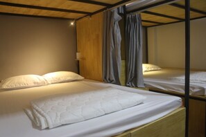 Cofres nos quartos, cortinas blackout, Wi-Fi de cortesia, roupa de cama