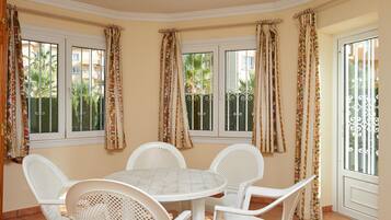 Villa, 2 Schlafzimmer (Villa con Piscina Privada) | Essbereich im Zimmer