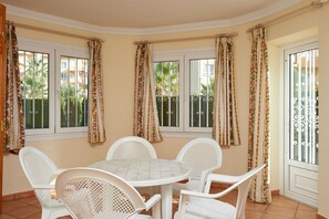 Villa, 2 Schlafzimmer (Villa con Piscina Privada) | Essbereich im Zimmer