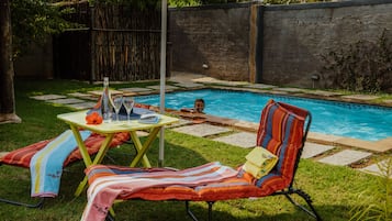 2 piscines extérieures, chaises longues