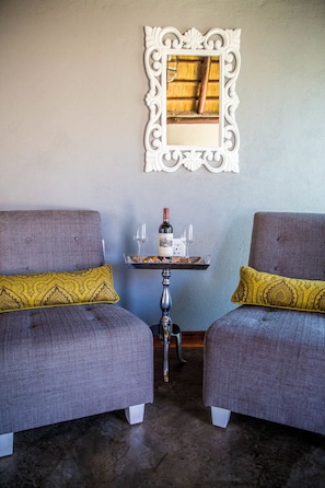 Deluxe Double Room, Garden View | Living room