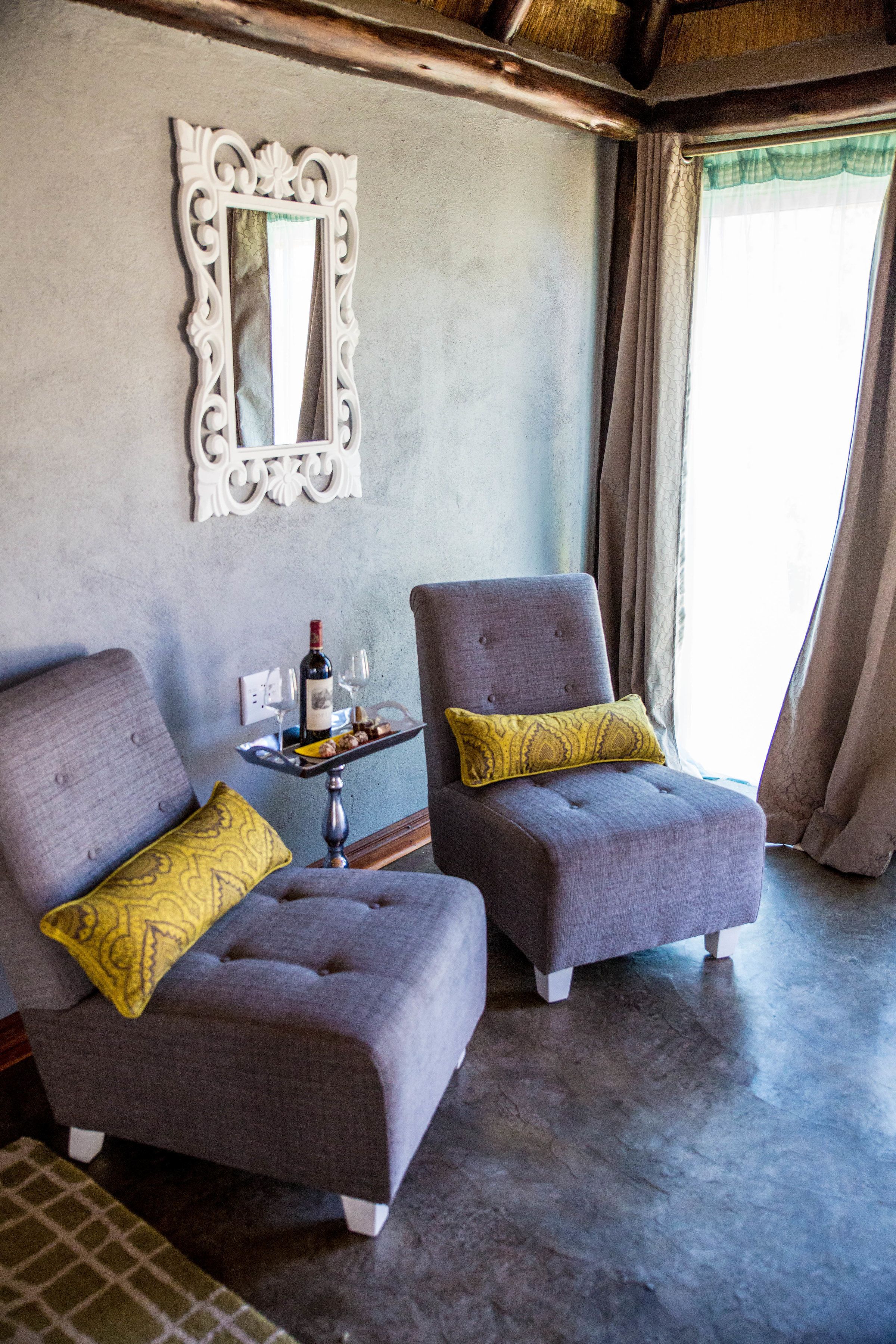 Deluxe tweepersoonskamer, uitzicht op tuin | Woonkamer | Een flatscreentelevisie