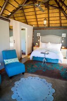 Quarto casal luxo, vista para o jardim | Cofres nos quartos, escrivaninha, cortinas blackout