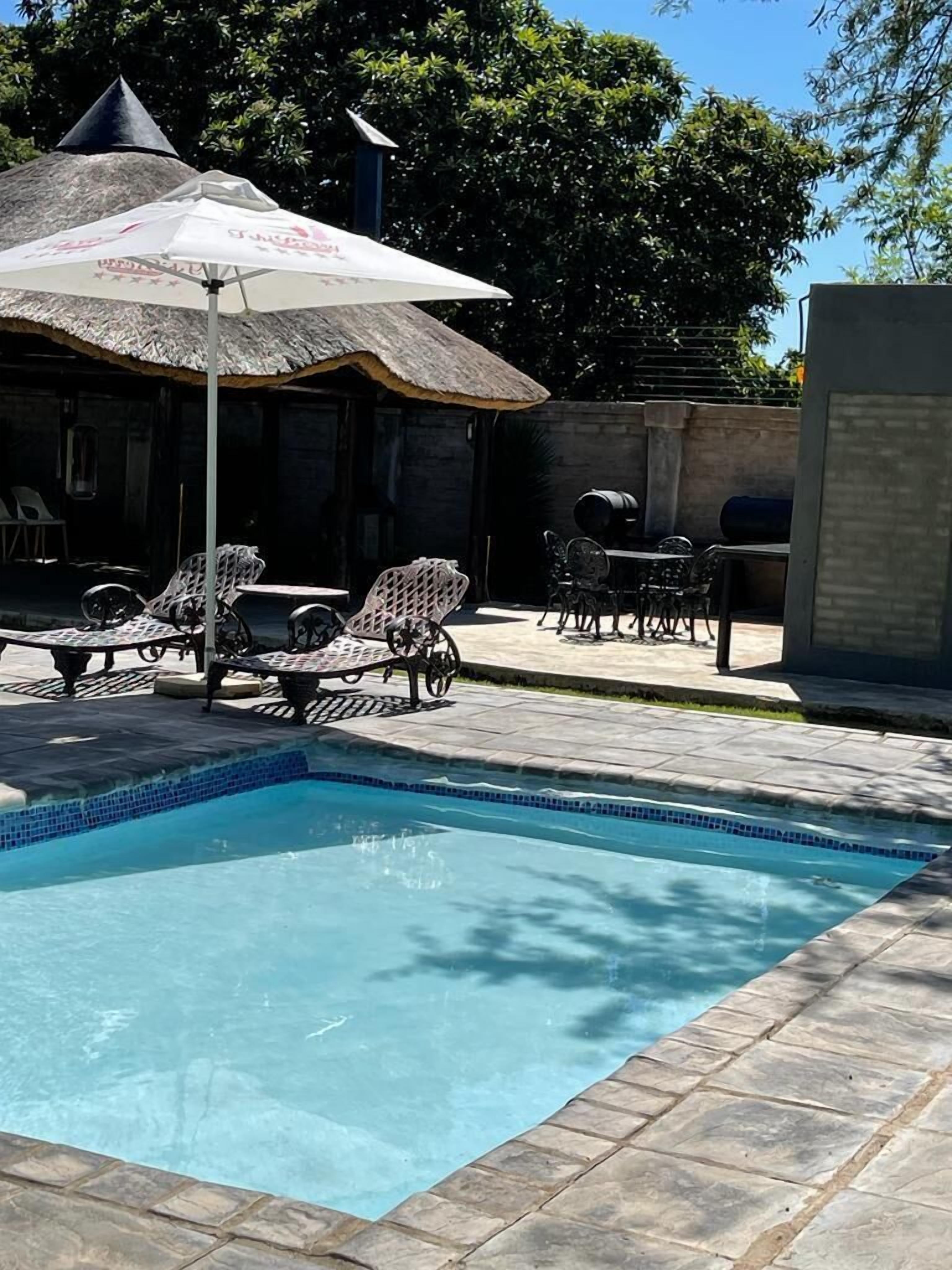 2 outdoor pools, pool loungers