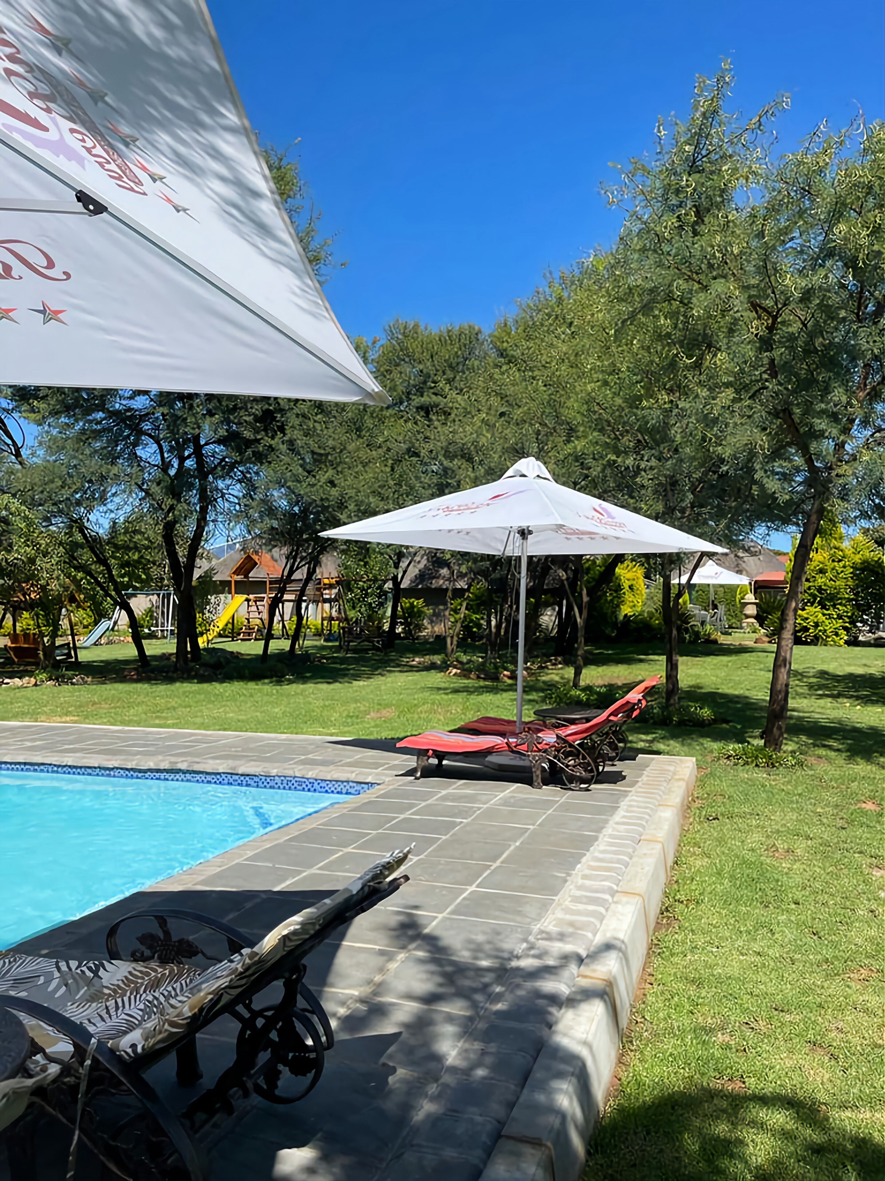 2 outdoor pools, pool loungers