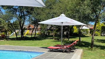 2 outdoor pools, pool loungers