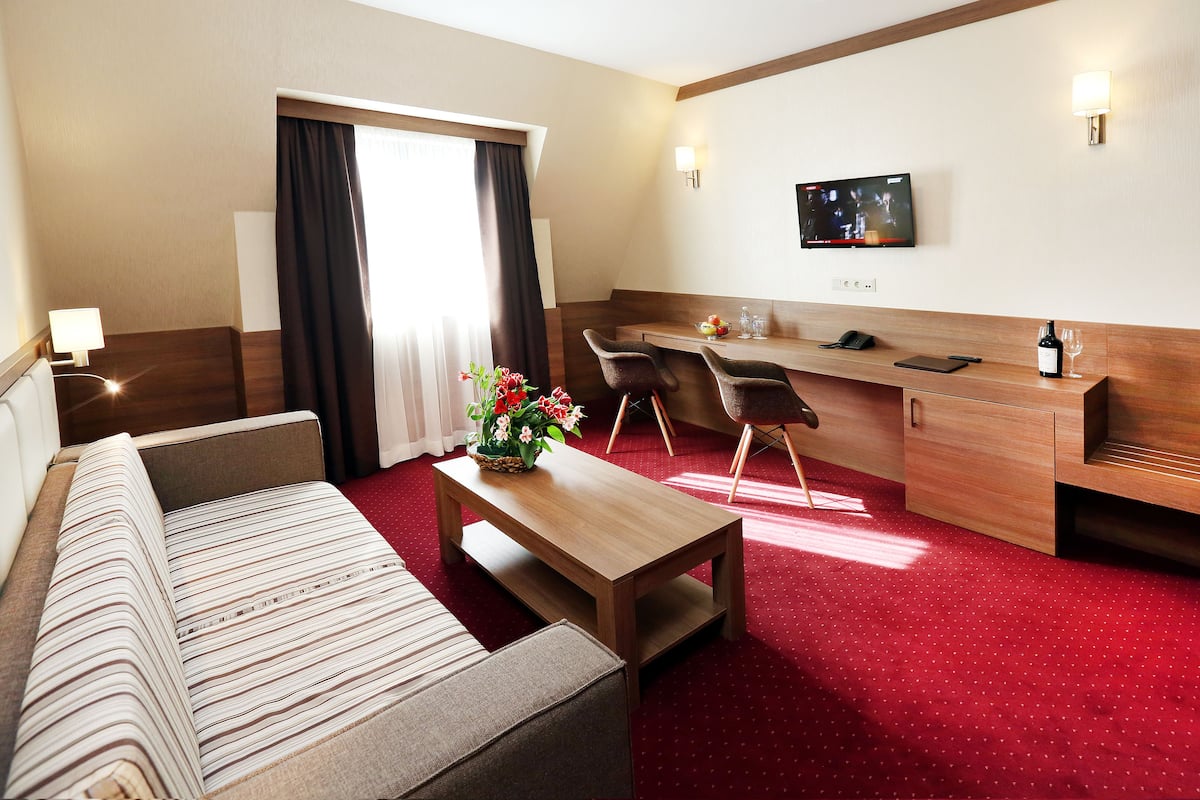 Family Suite (2 bathrooms) | Living area | Flat-screen TV