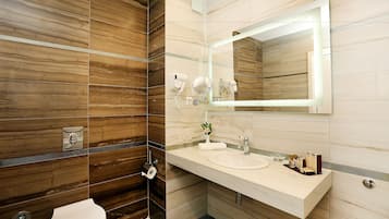 Suite Familiale (2 bathrooms) | Salle de bain | Baignoire relaxante profonde, articles de toilette de luxe