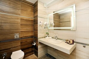 Family Suite (2 bathrooms) | Bathroom | Deep soaking tub, designer toiletries, hair dryer, bathrobes - COOP Hotel (Sofia)