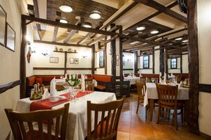 Breakfast, lunch, dinner served; local and international cuisine 