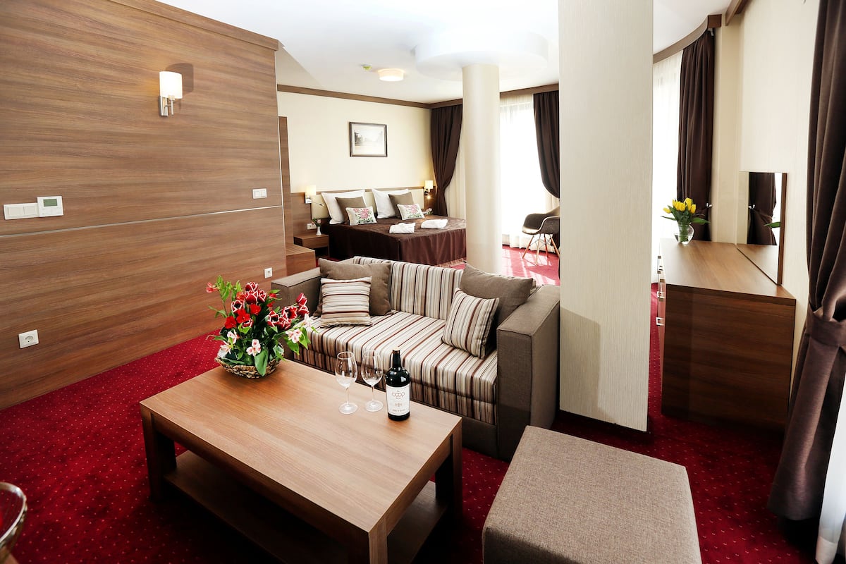 Junior Suite | Living area | Flat-screen TV