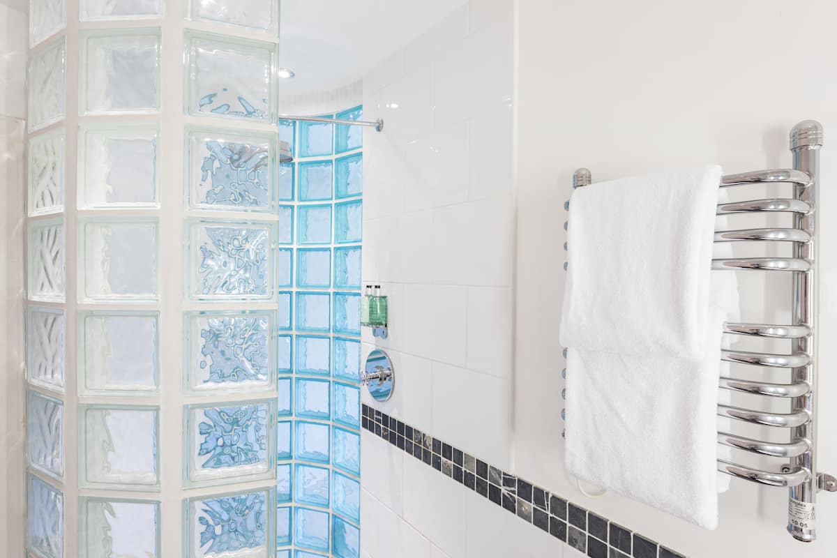 Executive kamer, 1 twee- of 2 eenpersoonsbedden | Badkamer | Een bad/douchecombinatie, gratis toiletartikelen, handdoeken