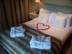 Chambre exécutive double ou avec lits jumeaux | Coffre-fort, fer et planche à repasser, accès au Wi-Fi (inclus)
