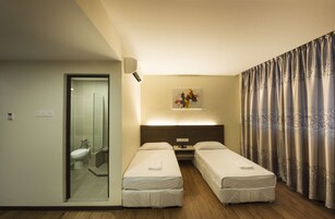 Deluxe Twin Room, 2 Katil Bujang (Single), City View | Meja, ruang kerja komputer riba, Wi-fi percuma, cadar katil 