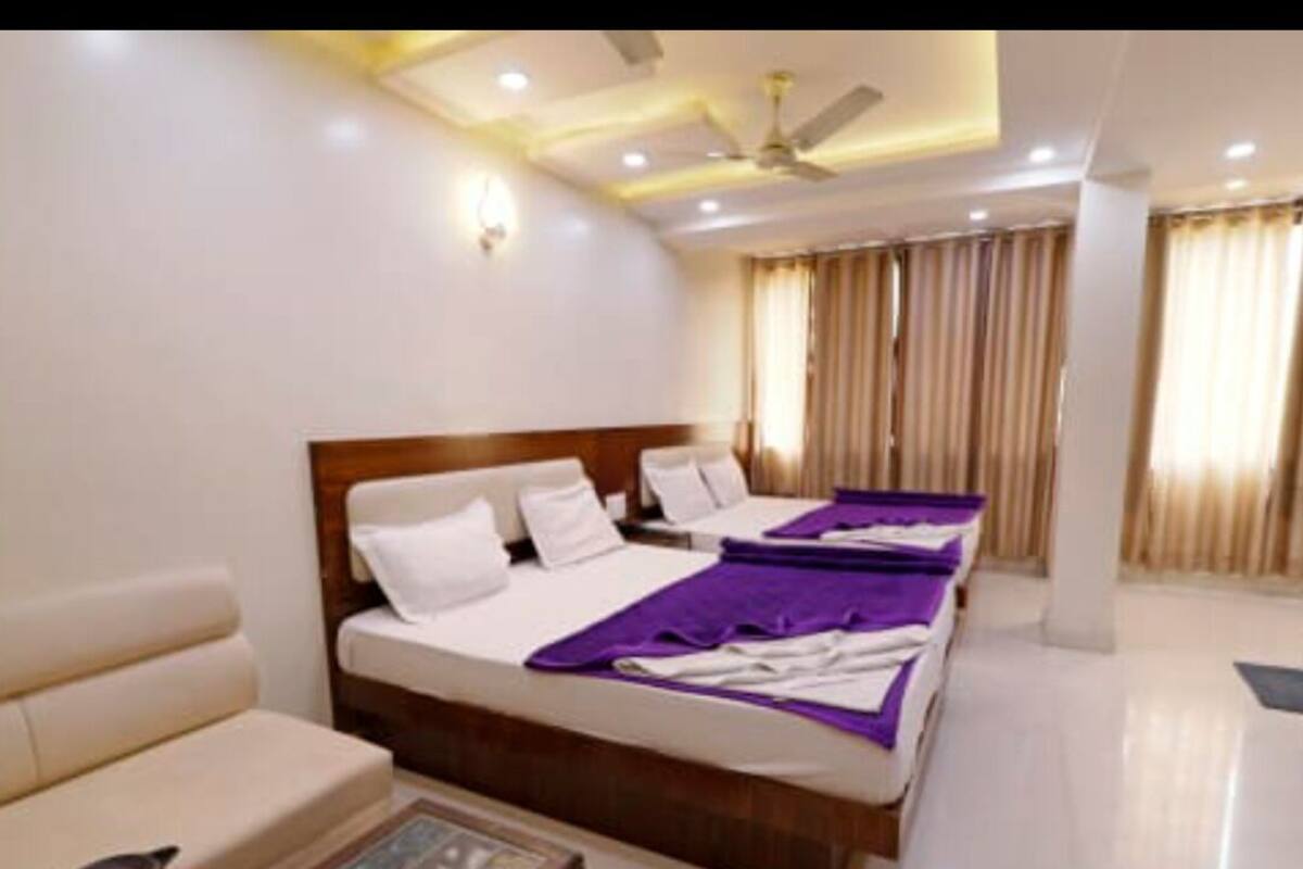 Egyptian cotton sheets, premium bedding, rollaway beds, free WiFi