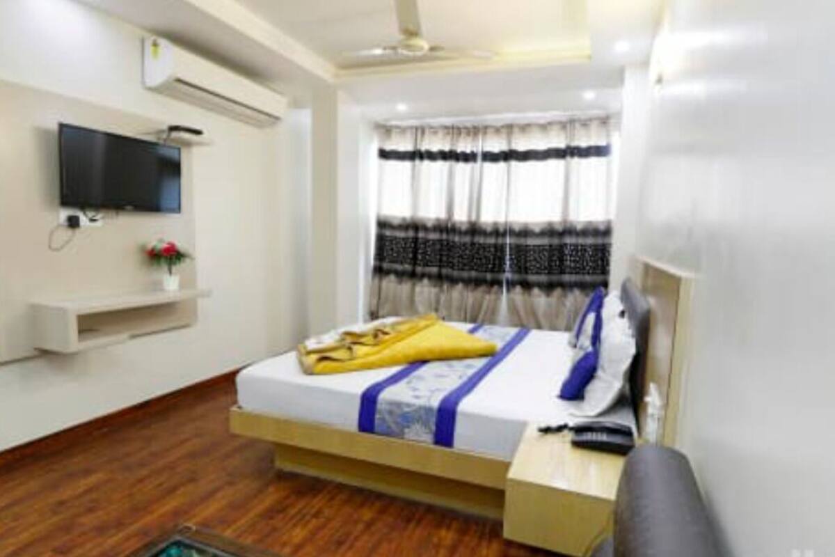 Egyptian cotton sheets, premium bedding, rollaway beds, free WiFi