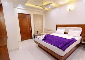 Egyptian cotton sheets, premium bedding, rollaway beds, free WiFi