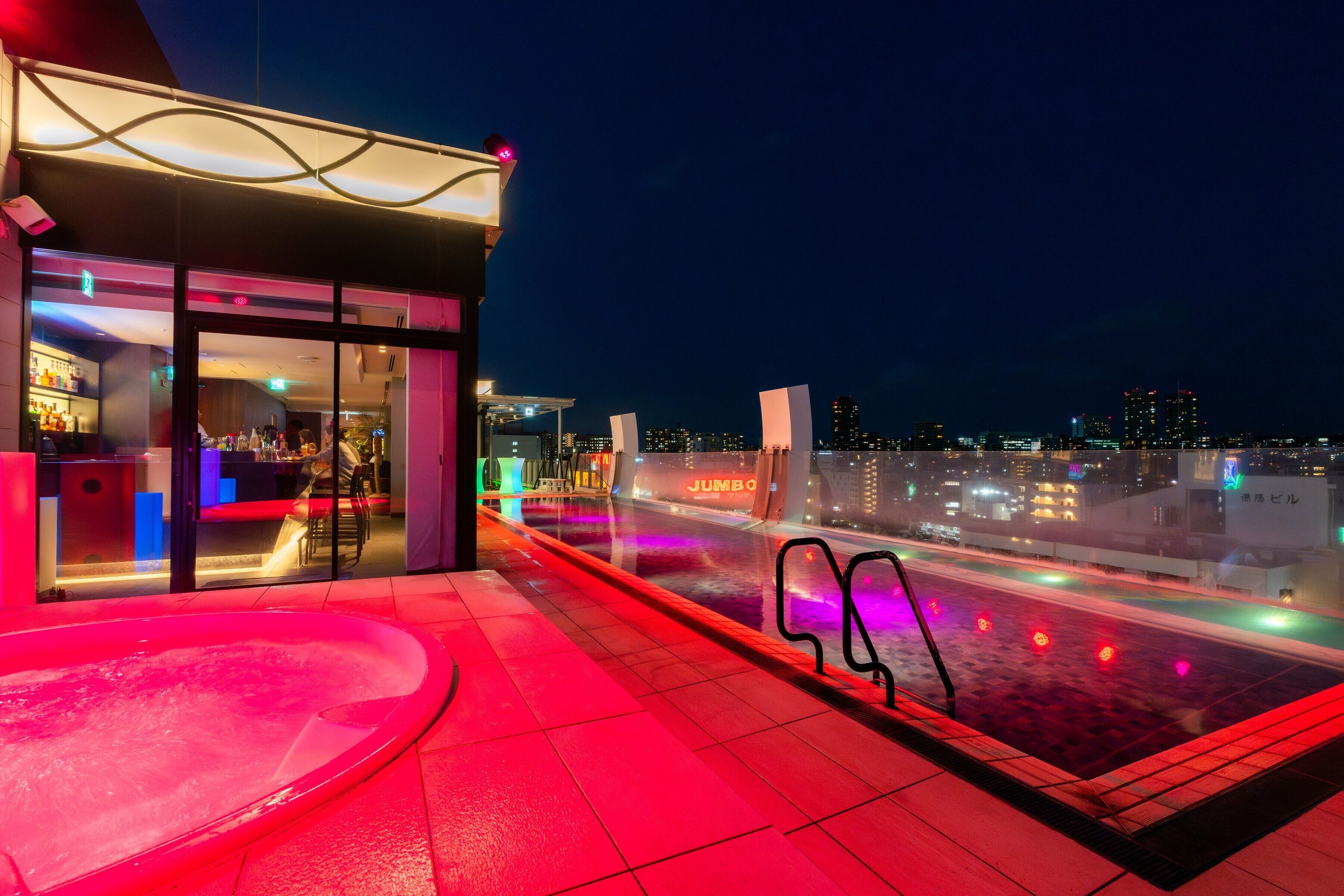 Außenpool, geöffnet von 10:00 Uhr bis 23:00 Uhr, Liegestühle