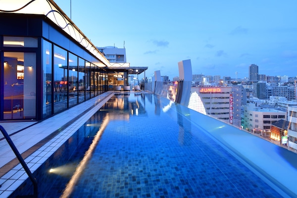 Kolam renang terbuka, kerusi lepak pantai