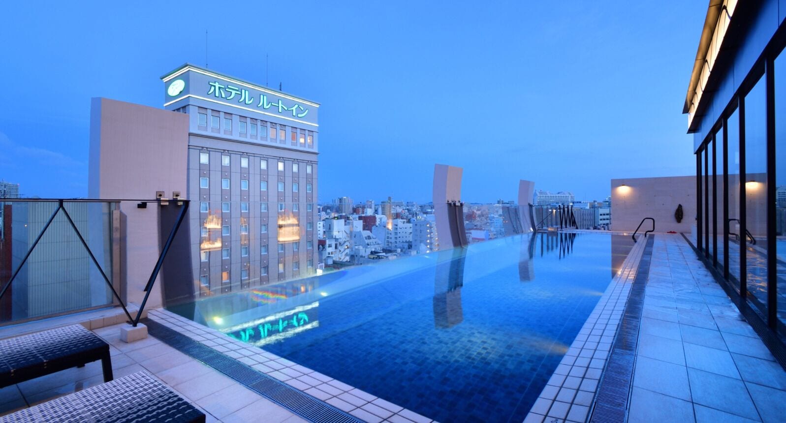 室外游泳池，10:00 至 23:00 开放，日光浴躺椅
