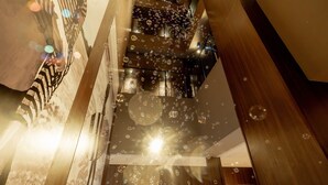 Interior de varios niveles con un diseño moderno, que incluye una escalera y un efecto de burbujas.