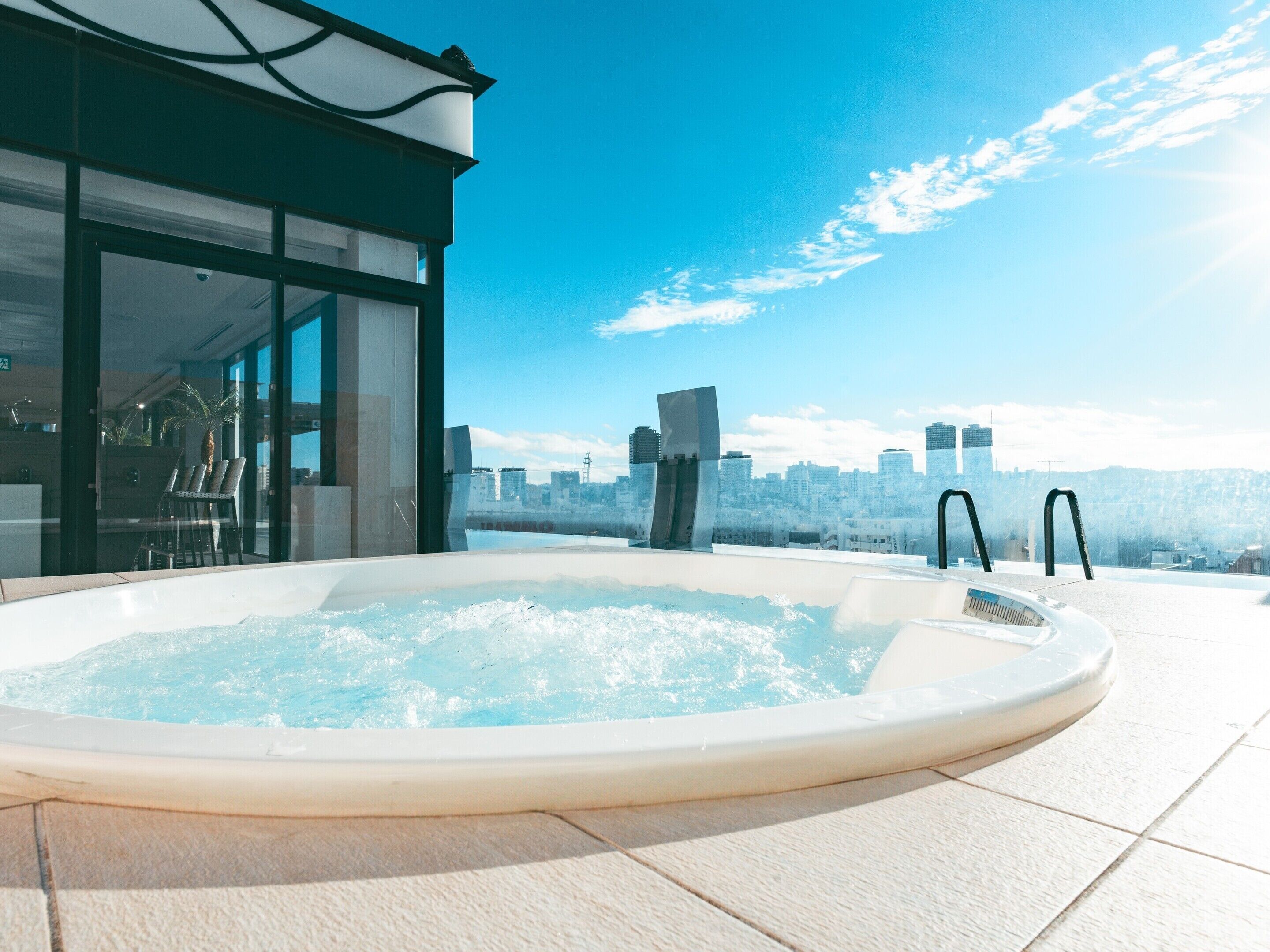 Utendørsbasseng og solsenger