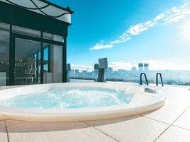 室外泳池；10:00 至 23:00 開放；躺椅