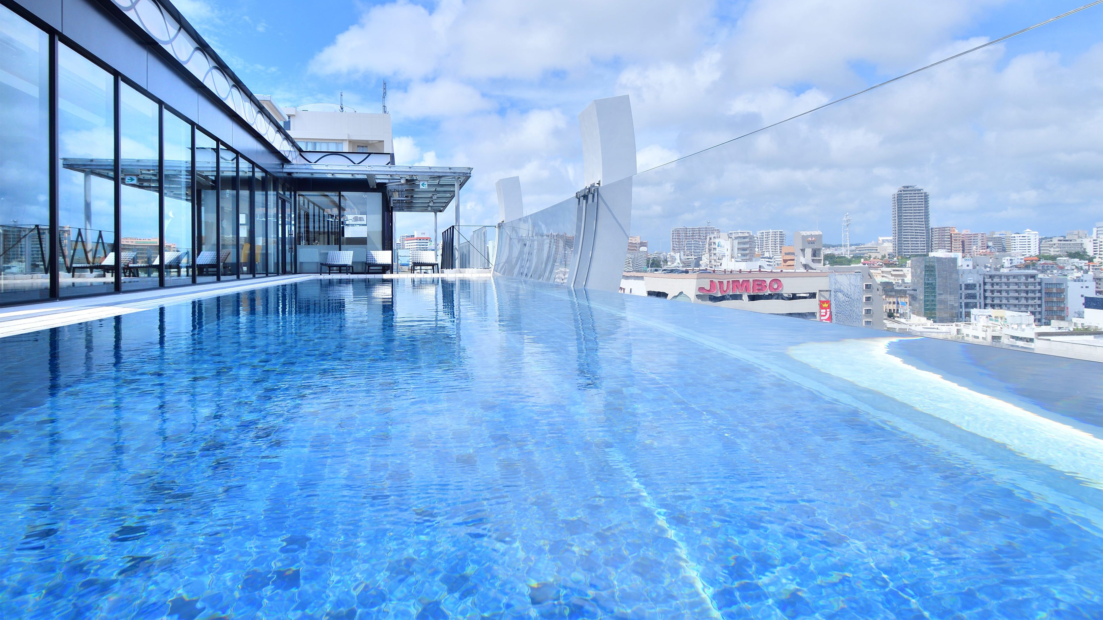 outdoor pool, open 10:00 am to 11:00 pm, pool loungers