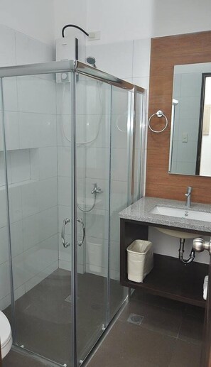 샤워 시설, 무료 세면용품, 슬리퍼, 비데