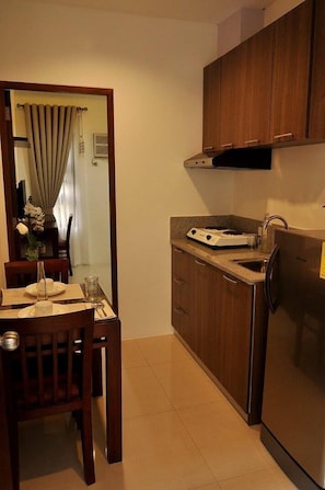 Full-sized fridge, stovetop, coffee/tea maker, electric kettle - Rishan Village Residences (Angeles City)