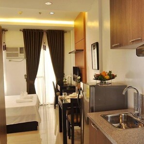 Zimmersafe, individuell eingerichtet, Schreibtisch