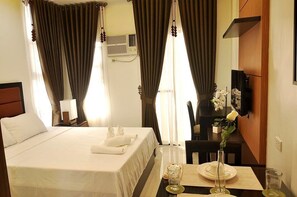 객실 내 금고, 각각 다르게 가구 비치, 책상, 다리미/다리미판