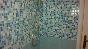 Bañera con ducha, artículos de tocador gratuitos, secador de pelo, bidet