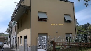 A two-story building with a sign reading "B&B In Centro". - B&B In Centro (San Benedetto del Tronto)