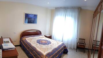 Doppelzimmer, 1 Queen-Bett, Gemeinschaftsbad | Bügeleisen/Bügelbrett, kostenloses WLAN, Bettwäsche