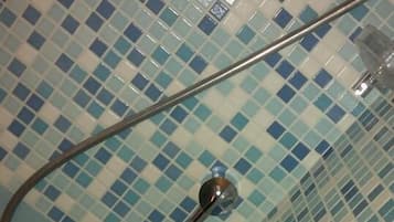 Chambre Triple, salle de bains commune | Salle de bain | Ensemble douche/baignoire, articles de toilette gratuits, sèche-cheveux