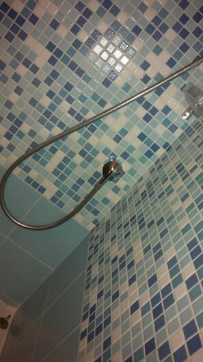 Triple Room, Shared Bathroom | Bathroom | Combined shower/tub, free toiletries, hair dryer, bidet - B&B In Centro (San Benedetto del Tronto)