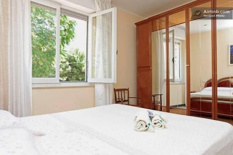 Double Room, 1 Queen Bed, Shared Bathroom. B&B In Centro