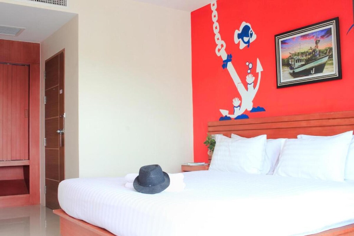 Escritorio, cortinas opacas, sistema de insonorización y wifi gratis