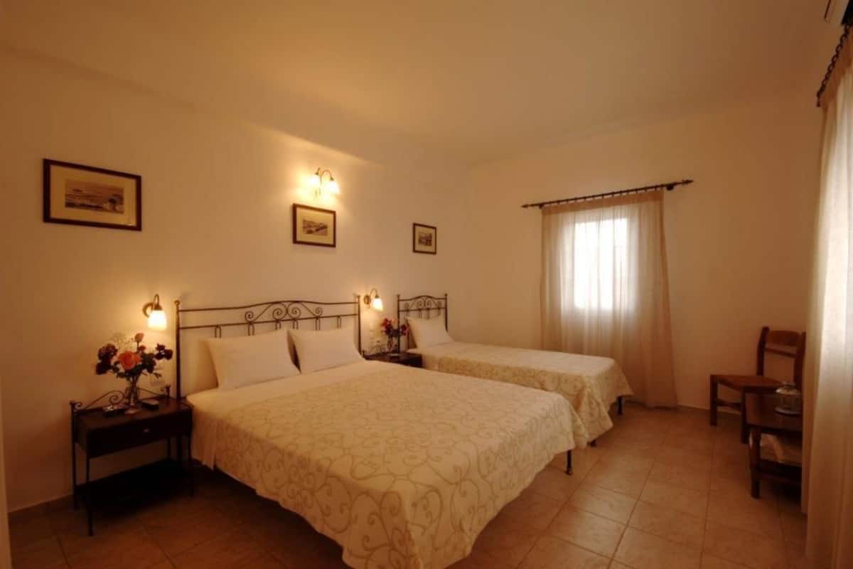 Habitación triple | Tabla de planchar con plancha, wifi gratis y ropa de cama