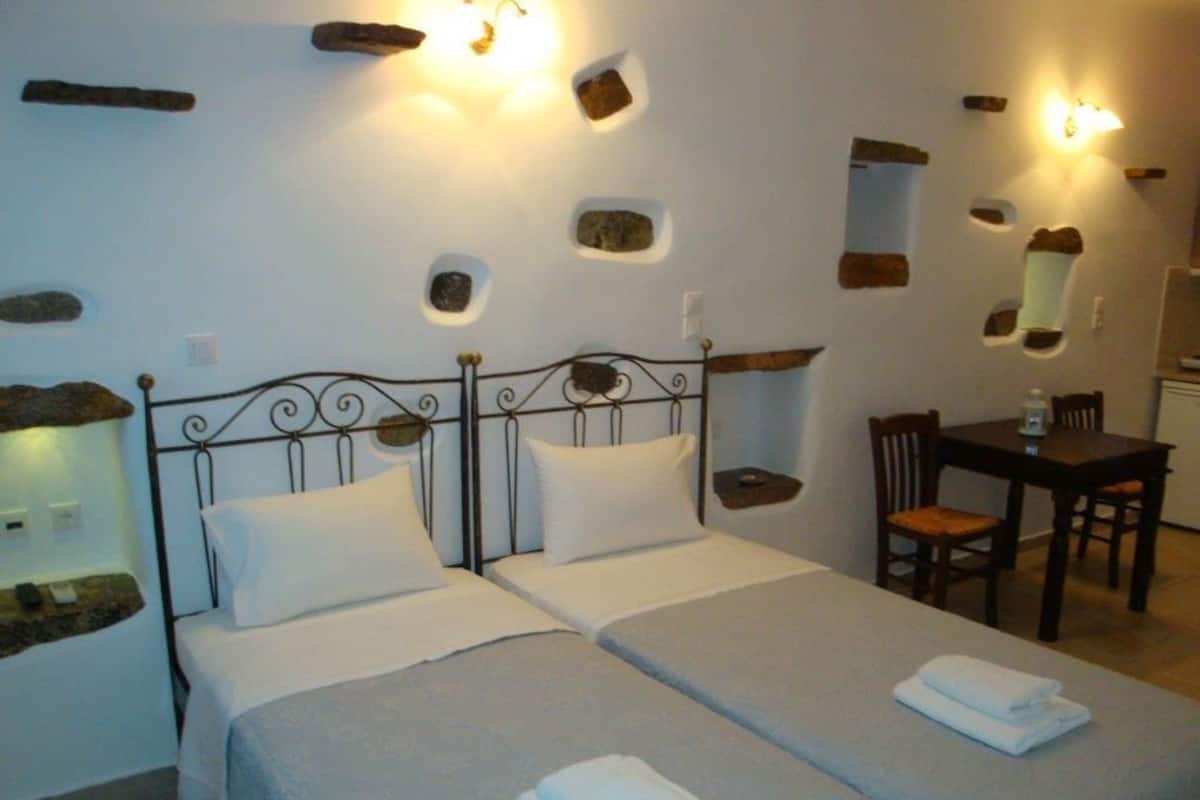 Tabla de planchar con plancha, wifi gratis y ropa de cama
