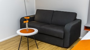 Enkelrum - tillgänglighetsanpassat | Skrivbord, arbetsyta för laptop, mörkläggningsgardiner och ljudisolering