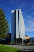 Un edificio moderno con fachada de vidrio y techo plano.
