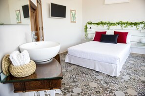 Suite estudio Deluxe, 1 habitación, vistas a la colina, en una planta alta | Ropa de cama de alta calidad y decoración individual