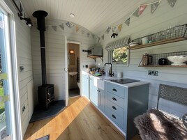 Luxury Room, Ensuite (Shepherd's Hut) | Private kitchen
