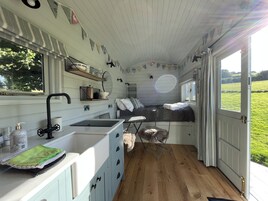 Luxury Room, Ensuite (Shepherd's Hut) | Interior